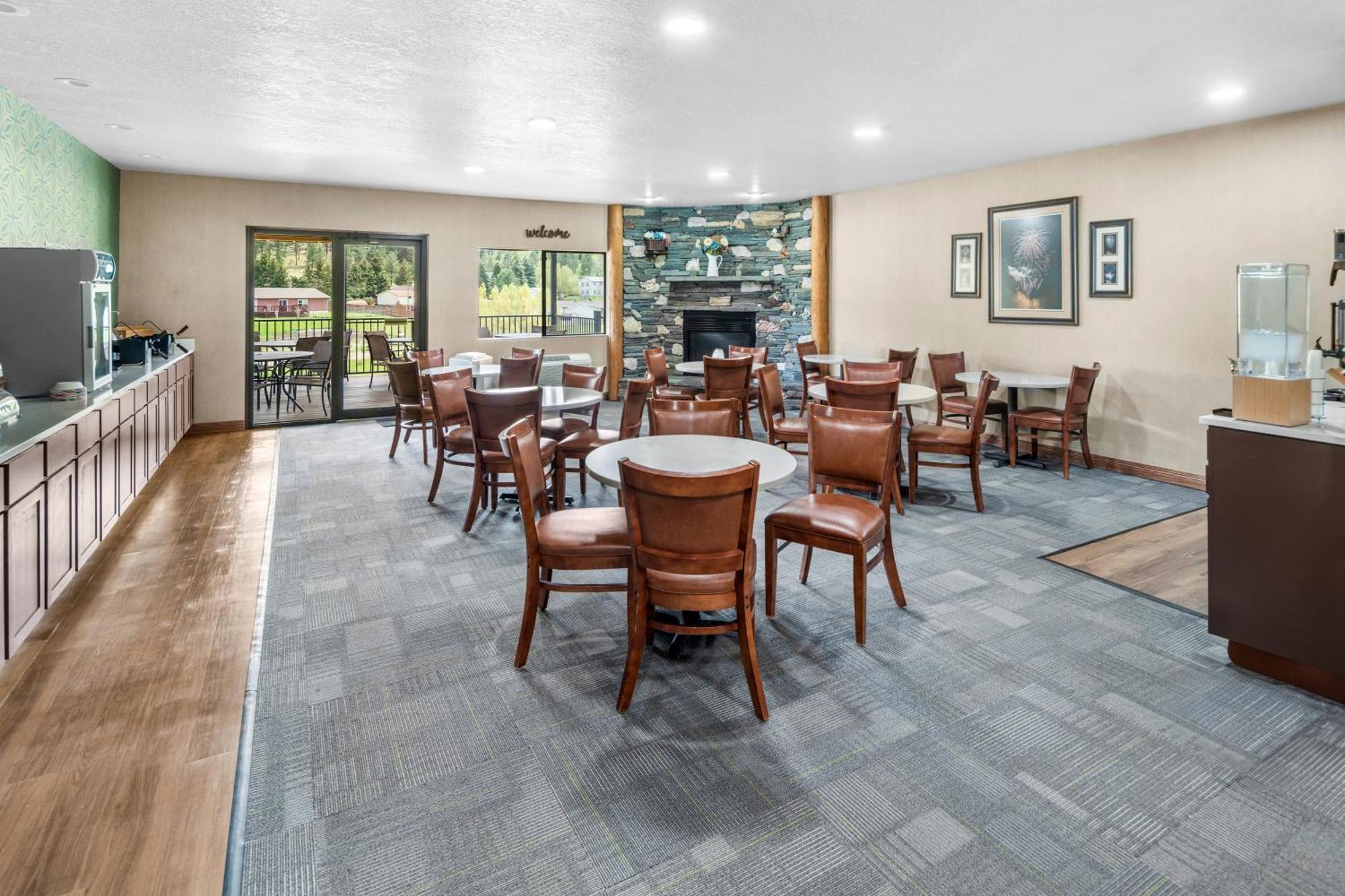 Everspring Inn & Suites Hill City Esterno foto