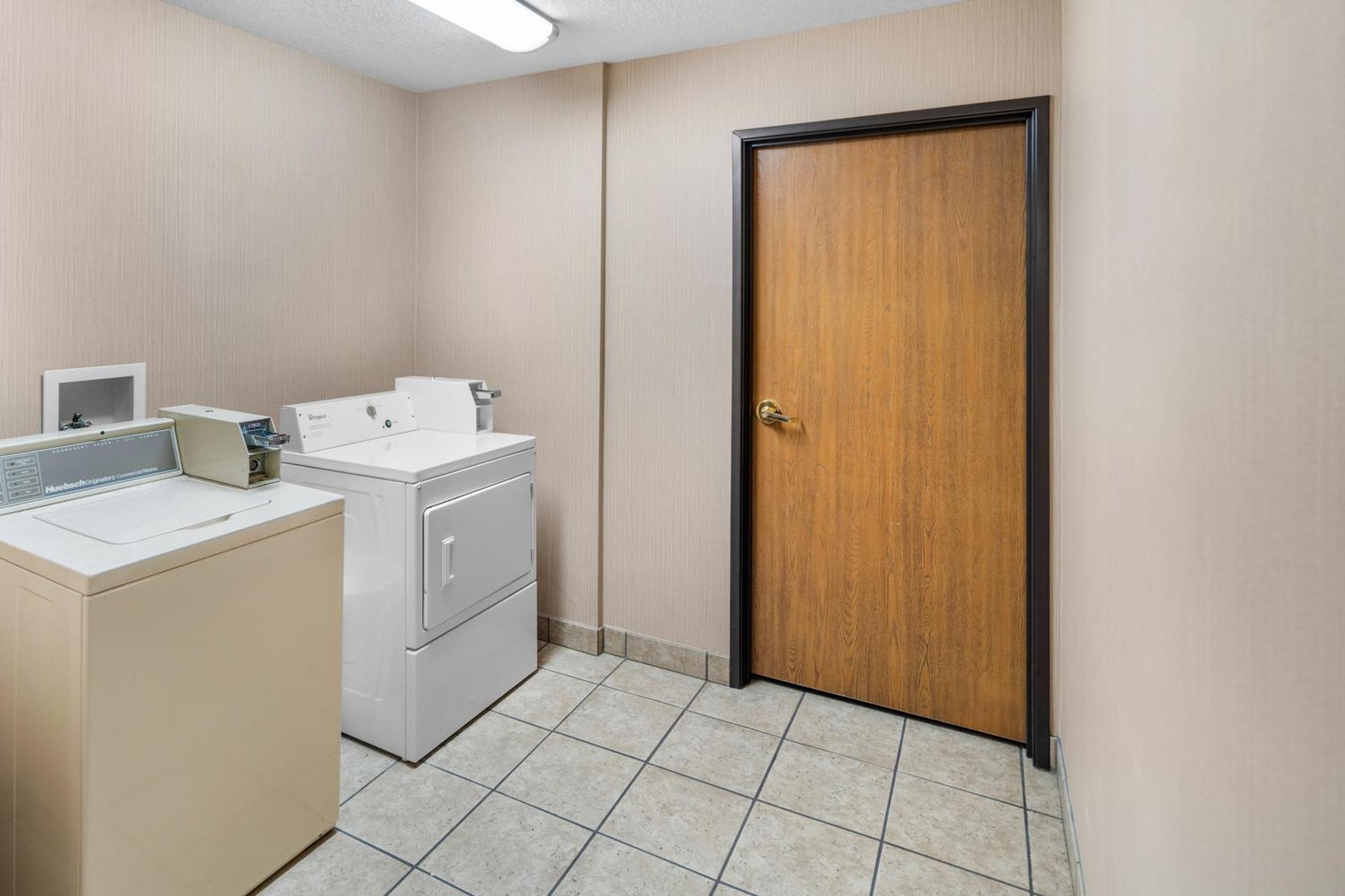 Everspring Inn & Suites Hill City Esterno foto