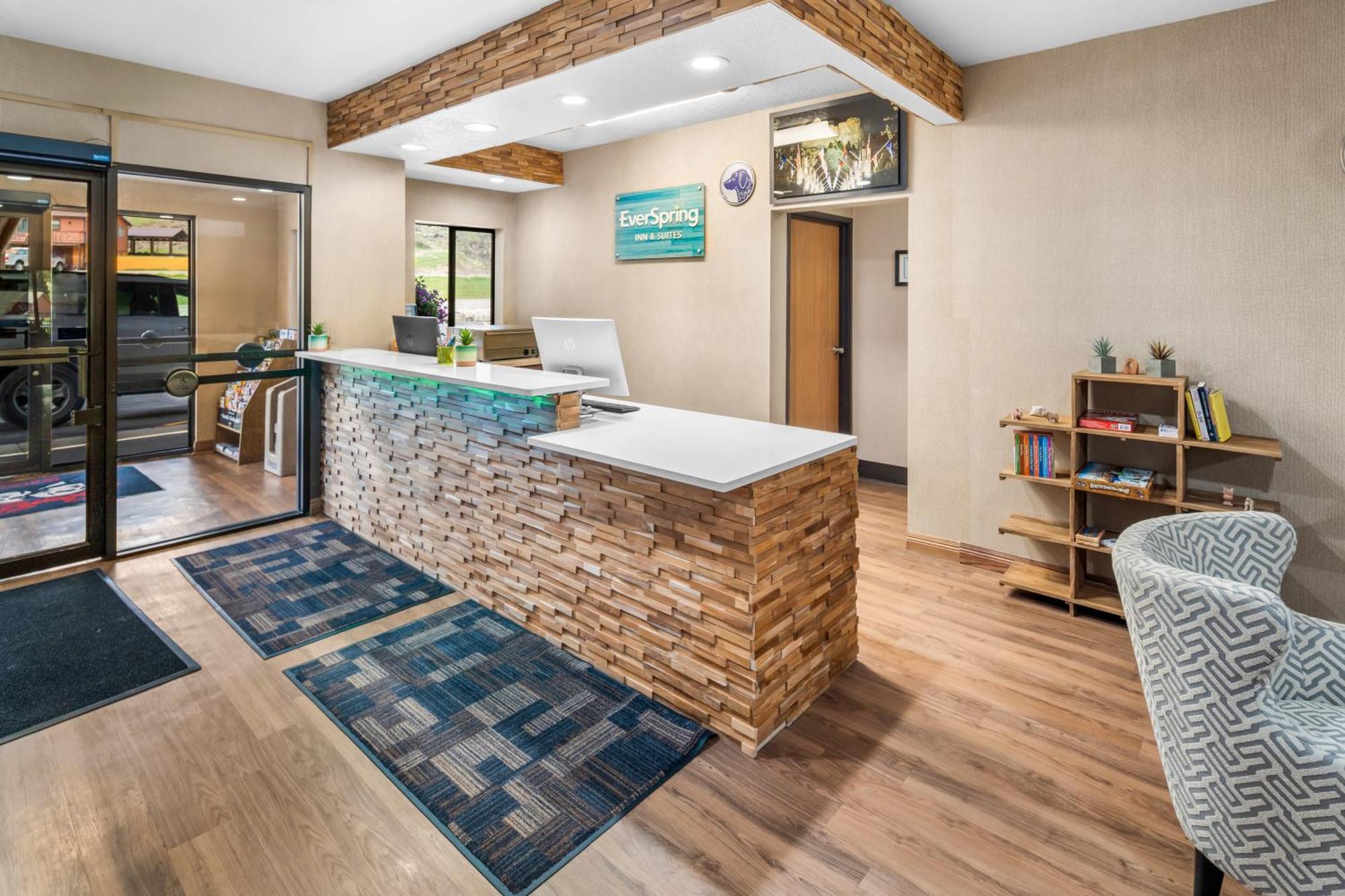Everspring Inn & Suites Hill City Esterno foto