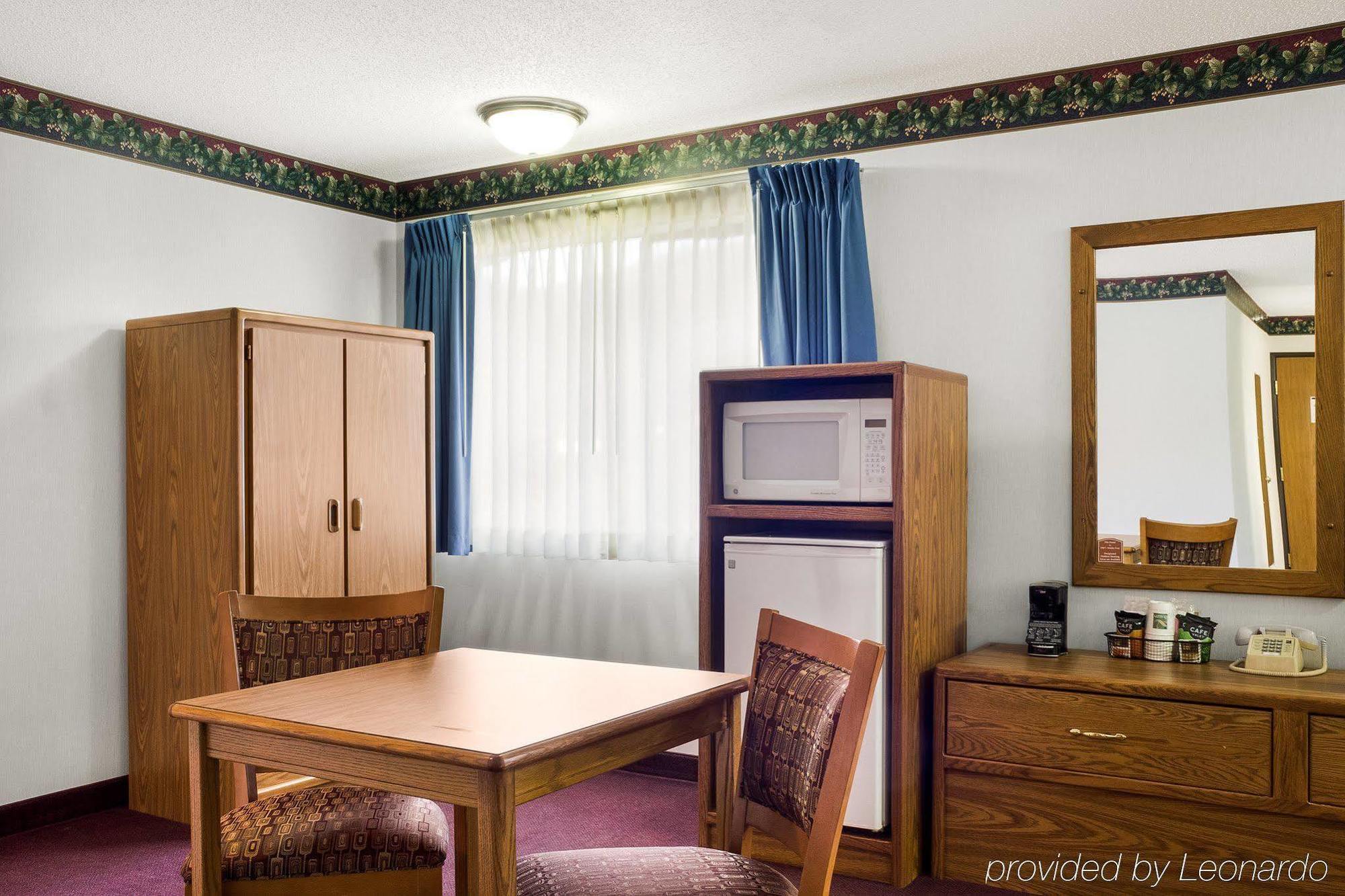 Everspring Inn & Suites Hill City Esterno foto